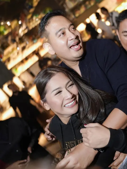 Mengakhiri status teks, Tata Janeeta melantun doa kepada Sang Khalik buat pernikahannya yang baru seumur jagung. “Ya Allah tanamkan kasih sayangMu untuk kami. Lembutkan hati kami dan pasangan kami untuk selalu meniti pernikahan dengan pasti dalam keridhoan-MU dan keberkahan-Mu. Amin, ya Allah,” harap penyanyi kelahiran Bandung, 18 September 1982. (Foto: Dok. Instagram @tatajaneetaofficial)