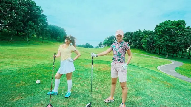 6 Gaya Luna Maya saat Main Golf, Tetap Stylish