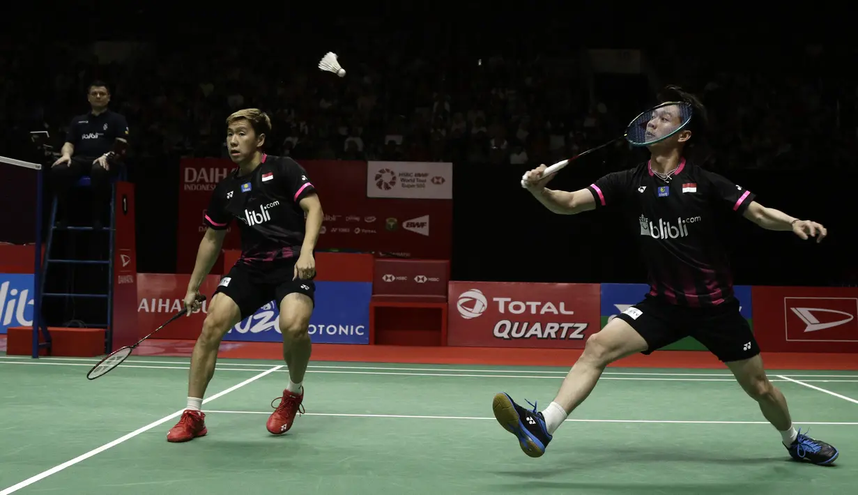 Ganda putra Indonesia, Kevin Sanjaya Sukamuljo/Marcus Fernaldi Gideon, saat menghadapi ganda Malaysia, Aaron Chia/Soh Wooi Yik, pada laga Indonesia Masters 2020 di Istora Senayan, Jakarta, Sabtu (18/1). Kevin/Marcus menang dua gim dengan skor 21-19 dan 21-19. (Bola.com/Yoppy Renato)