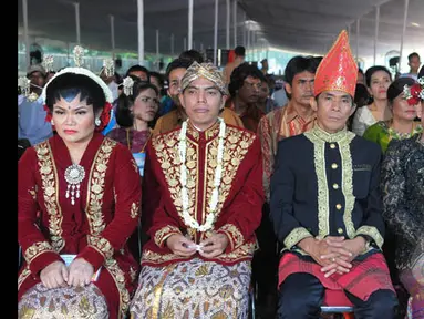 Sebanyak 5.115 pasangan pengantin se-Jabodetabek melangsungkan pernikahan massal di Istora senayan Jakarta, Rabu (28/1/2015). (Liputan6.com/Herman Zakharia)