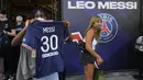 Seorang pendukung Paris Saint-Germain menunjukkan jersey bertuliskan nama Lionel Messi yang baru saja dibelinya di luar toko resmi PSG di Paris, Rabu (11/8/2021). Penjualan jersey PSG dengan nama Messi dan nomor punggung 30 laris manis, bahkan fans rela antre panjang. (AP Photo/Francois Mori)