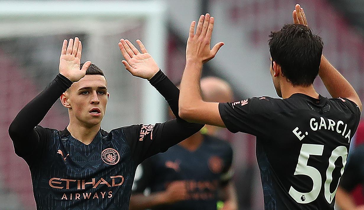 Gelandang Manchester City, Phil Foden, merayakan gol yang dicetaknya ke gawang West Ham United pada laga lanjutan Liga Inggris di London Stadium, Sabtu (24/10/2020) malam WIB. Manchester City imbang 1-1 lawan West Ham. (AFP/Catherine Ivill/pool)