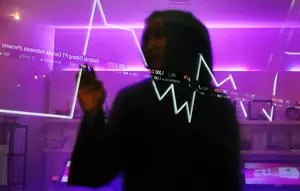 Pengunjung tengah melintasi layar pergerakan saham di BEI, Jakarta, Senin (13/2). Pembukaan perdagangan bursa hari ini, Indeks Harga Saham Gabungan (IHSG) tercatat menguat 0,57% atau 30,45 poin ke level 5.402,44. (Liputan6.com/Angga Yuniar)