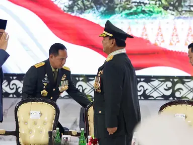 Presiden Joko Widodo (kiri) sesaat sebelum menganugerahkan kenaikan pangkat secara Istimewa berupa Jenderal TNI Kehormatan kepada Menteri Pertahanan Prabowo Subianto pada acara Rapim TNI-Polri 2024 di Mabes TNI, Jakarta, Rabu (28/2/2024). (Liputan6.com/Herman Zakharia)