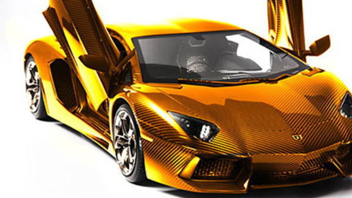 Модель автомобиля Lamborghini Aventador из золота