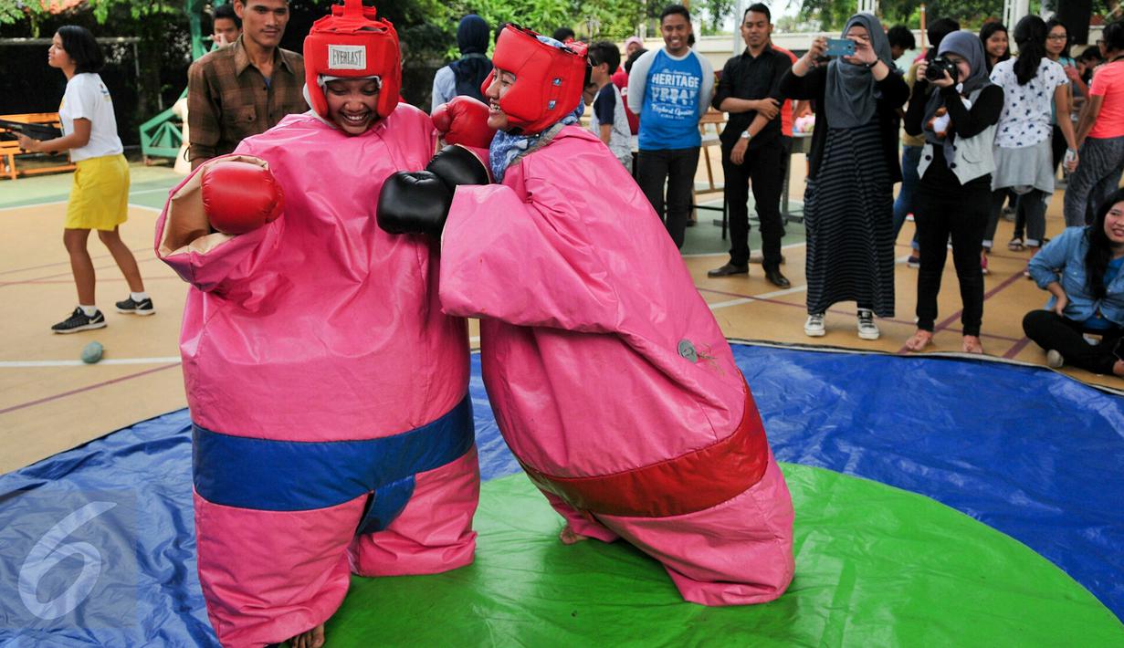 Sejumlah anak asik bermain games dalam perayaan acara tahunan Sekolah Cikal Menengah Amri, Cipayung, Jakarta Timur, Jumat (18/12). Acara tahunan kali ini bertajuk 'Cikal Carnival Heroes'. (Liputan6.com/Yoppy Renato)