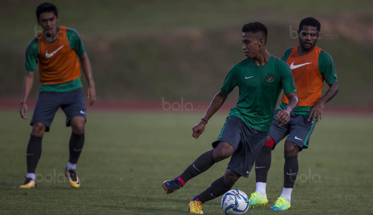 Bek Timnas Indonesia U-22, Osvaldo Haay, menggiring bola saat latihan di Stadion UKM, Selangor, Senin (14/8/2017). Ini merupakan latihan terakhir jelang laga SEA Games melawan Thailand. (Bola.com/Vitalis Yogi Trisna)