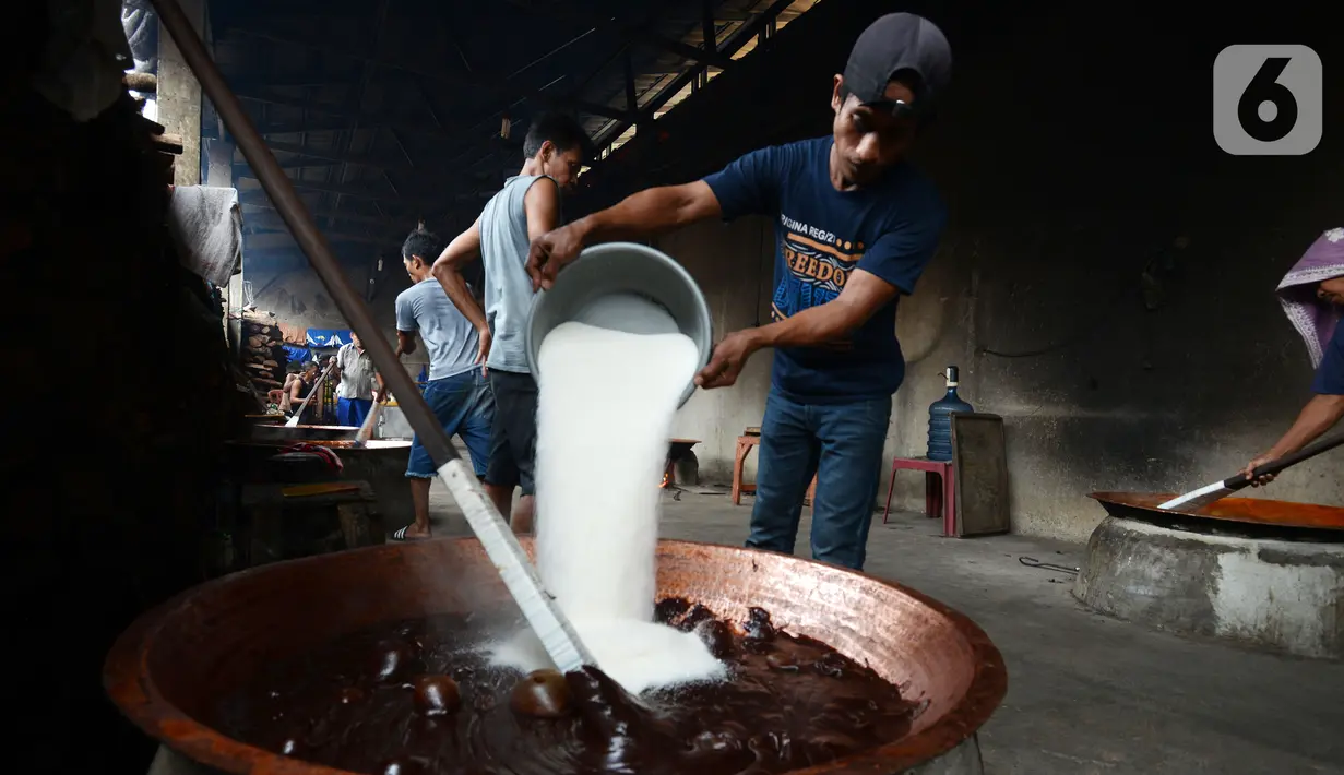 Pekerja memproduksi dodol Betawi di rumah industri di kawasan Pasar Minggu, Jakarta, Selasa (4/5/2021). Dodol Betawi dijual dengan harga Rp 50 ribu - Rp 100 ribu per kilogram. (merdeka.com/Imam Buhori)