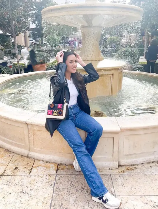 Dari ekseluruhan gaya, tas Louis Vuitton Twist Bag Leather Monogram Teddy Shearling MM dengan harga kisaran senilai Rp 73 juta rupiah dikutip dari website 1stdibs.com, tentu menjadi daya tarik tersendiri saat dikenakannya.