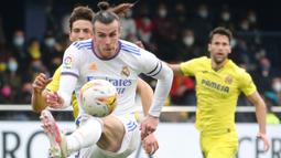 Gareth Bale. Pemain sayap Real Madrid berusia 32 tahun yang telah 8 musim memperkuat Los Blancos sejak 2013/2014 ini kontraknya akan berakhir akhir musim ini. Jika tidak ada kontrak baru, Tottenham Hotspur sebagai klub sebelumnya tertarik untuk memakai jasanya kembali. (AFP/Jose Jordan)