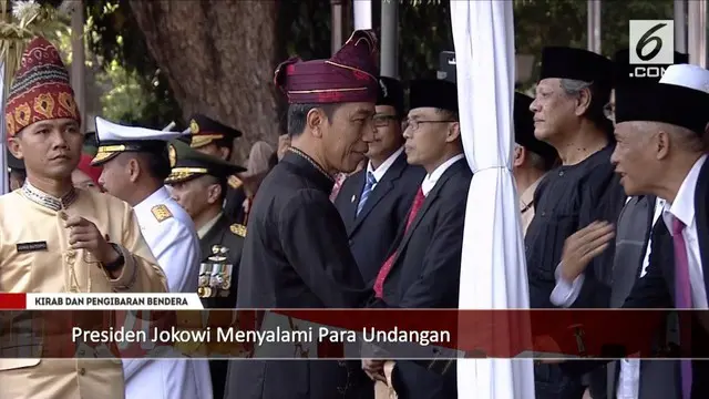 Presiden Joko Widodo tak segan menyalami para undangan dalam upacara HUT ke-72 RI di Istana Merdeka, salah satunya adalah AM Hendropriyono.