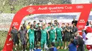 KAMPIUN – Kapten Werder Bremen, Theodor Selassie mengangkat trofi turnamen Audi Quattro Cup usai saat selebresai kemenangan di Stadion Red Bull Arena, Sabtu (11/7). (Bola.com/Reza Khomaini)