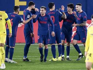 Para pemain Atletico Madrid merayakan gol yang dicetak oleh Joao Felix ke gawang Villareal pada laga Liga Spanyol di Stadion Ceramica, Minggu (28/2/2021). Atletico Madrid menang dengan skor 2-0. (AP/Jose Breton)