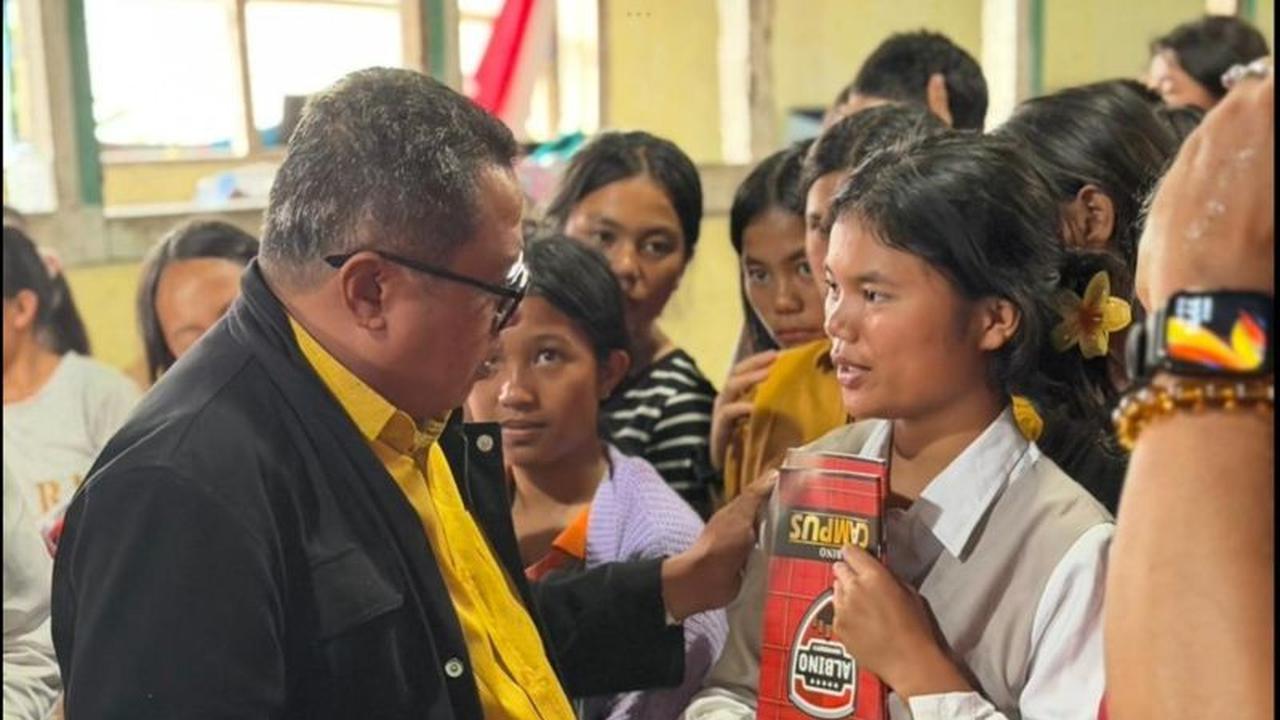 Lamhot Sinaga Salurkan Bantuan Natal dan Logistik untuk Korban Banjir Humbang Hasundutan