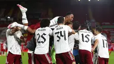 Para pemain Arsenal melakukan selebrasi usai memenangi pertandingan babak keempat Piala Liga antara Liverpool dan Arsenal di Anfield, Liverpool, Inggris, Kamis (1/10/2020). Arsenal mengalahkan Liverpool 5-4 dalam adu penalti. (Peter Byrne/Pool via AP)