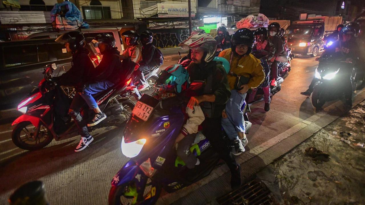 FOTO: Pemudik Padati Jalur Arteri Bekasi Cikampek