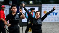 Selebritas Indonesia, Saaih Halilintar dan Aqeela Calista merayakan kemenangan setelah menjuarai cabor panahan Turnamen Olahraga Selebriti Indonesia (TOSI) Season 3 yang berlangsung di Arthayasa Stable, Depok, Jawa Barat, Jumat (01/11/2024). (Bola.com/Bagaskara Lazuardi)