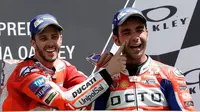 Ekspresi kegembiraan Danilo Petrucci (kanan) saat di podium MotoGP Italia, Minggu (4/6/2017). (AP Photo/Antonio Calanni)