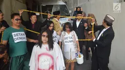 Sejumlah karyawan Star Hotel Semarang mengadakan teatrikal 'merantai setan' di parkiran bawah hotel, Selasa (15/5). Aksi menyambut bulan Ramadan tersebut memiliki filosofi setan yang “dikerangkeng” dan dijauhkan dari para hamba-Nya. (Liputan6.com/Gholib)
