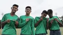 Para pemain Timnas Indonesia U-16 mencium lambang garuda usai melawan Kabomania U-17 pada laga uji coba di Stadion Atang Sutresna, Jakarta Timur, Jumat (8/9/2017). Timnas U-16 menang 6-1 atas Kabomania U-17. (Bola.com/Vitalis Yogi Trisna)
