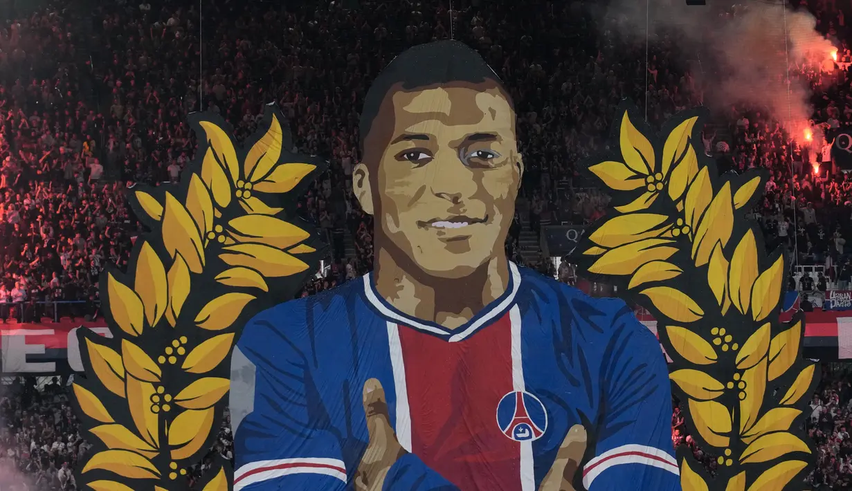 Koreografi raksasa bertema Kylian Mbappe di Stadion Parc des Princes, Senin (13/5/2024). (AP Photo/Christophe Ena)