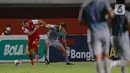 Striker Persija Jakarta, Marko Simic (kiri) berebut bola dengan bek Persib Bandung, Nick Kuipers, pada laga final Piala Menpora 2021 di Stadion Maguwoharjo, Sleman, Kamis (22/4/2021). Persija menang dengan skor 2-0. (Bola.com/M Iqbal Ichsan)