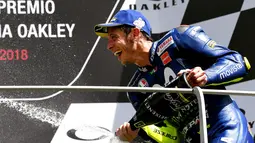 Pembalap Italia Movistar Yamaha, Valentino Rossi merayakan selebrasi di podium setelah memenangkan di posisi ketiga Moto Grand Prix di Sirkuit Mugello, Italia, Minggu (03/6). (AFP FOTO / Tiziana Fabi)