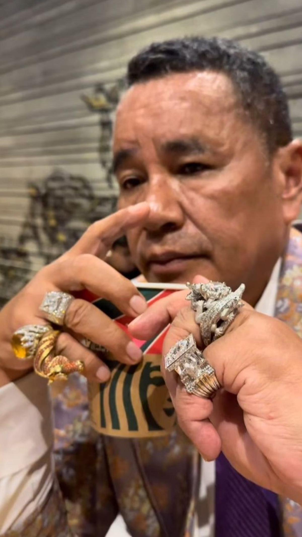 Hotman Paris Anti Gengsi Makan di Warteg