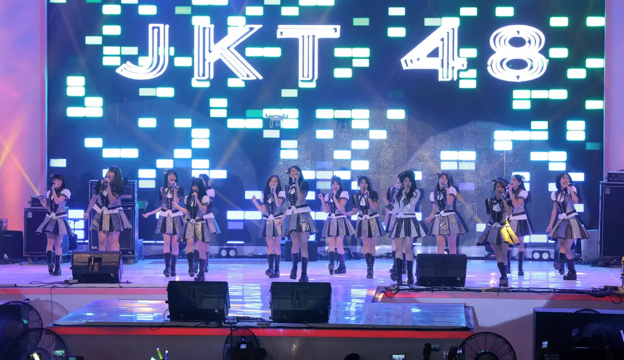 Dari atas panggung, grup ini juga mengenalkan masing-masing anggotanya. Penonton yang didominasi oleh para remaja putra dan putri itu terlihat sibuk dengan smartphone pribadinya untuk mengabadikan idolanya. (Nurwahyunan/Bintang.com)