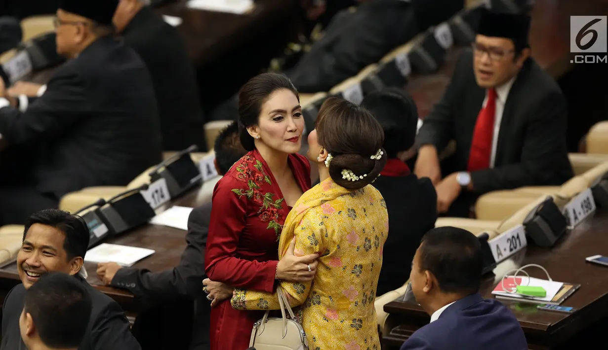 Politisi PDI Perjuangan, Rieke Diah Pitaloka menghadiri Sidang Tahunan MPR di kompleks Parlemen, Senayan, Jakarta, Rabu (16/8). Rieke mengenakan kebaya merah marun dengan hiasan bunga di bagian bahu kanan. (Liputan6.com/Johan Tallo)