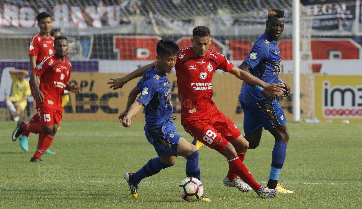 Bek Persib, Henhen Herdiana, berebut bola dengan bek Semen Padang, Cassio Jesus, pada laga Liga 1 Indonesia di Stadion Si Jalak Harupat, Bandung, Sabtu, (9/9/2017). Persib ditahan imbang 2-2 oleh Semen Padang. (Bola.com/M Iqbal Ichsan)