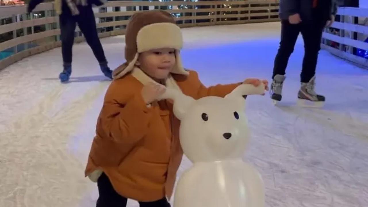 Potret Zayn dan Zunaira saat bermain ice skating tak kalah mencuri perhatian. Potretnya begitu lucu dan menggemaskan.<br>