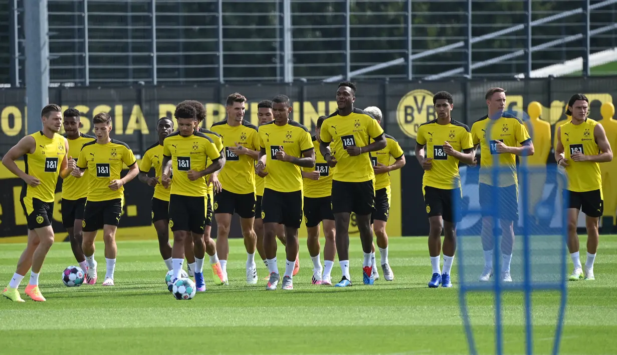 Pemain Borussia Dortmund saat menjalani sesi latihan di Dortmund Bracker Training Ground, Dortmund, Selasa (4/8/2020). Skuat Borussia Dortmund mulai jalani sesi latihan pramusim kompetisi Bundesliga 2020/2021. (AFP/Ina Fassbender)