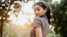 Selain piawai dalam berakting, paras cantik Glencha Chysara juga berhasil curi perhatian. Apalagi wanita kelahiran 1995 ini pandai memadupadankan busana dalam gaya kasual. Penampilannya pun makin terlihat memesona.(Liputan6.com/IG/@glencachysaraofficial)