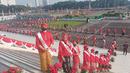 Barisan perempuan berkebaya dari perkumpulan Pertiwi Indonesia berdiri di sepanjang anak tangga Monumen Nasional (Monas), Jakarta, Rabu (17/8/2022). Sejumlah 200 perempuan berkebaya membentuk Barisan Penjaga Bendera Pusaka yang mengawal keluarnya Bendera Pusaka Merah Putih dan teks proklamasi dari tempat penyimpanan menuju Istana Merdeka. (FOTO: Dok. Pertiwi Indonesia)