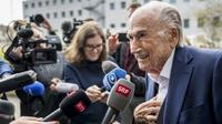 Mantan presiden FIFA, Sepp Blatter (kanan), berbicara kepada media saat meninggalkan gedung pengadilan setelah putusan banding oleh Kejaksaan Agung Swiss terhadap mantan presiden UEFA dan FIFA atas dugaan pembayaran palsu, di Muttenz dekat Basel, pada 25 Maret 2025. Mantan presiden FIFA Sepp Blatter dan mantan ketua UEFA Michel Platini kembali dibebaskan pada 25 Maret 2025 melalui banding oleh pengadilan Swiss dalam kasus korupsi yang telah berlangsung lama. (Fabrice COFFRINI/AFP)