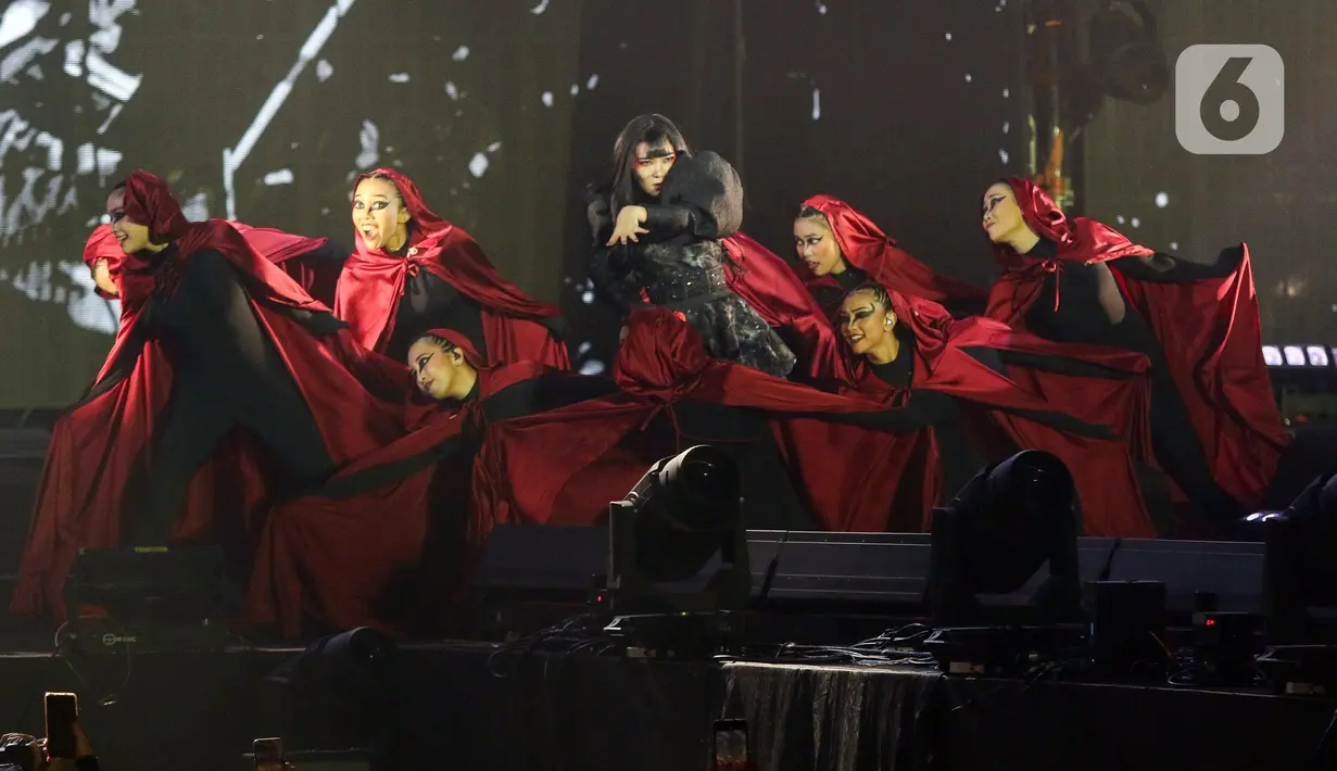Konser tunggal Isyana Sarasvati mengangkat tema ‘Lost in Harmony: A Decade Live Concert’. (Liputan6.com/Herman Zakharia)
