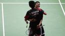 Ganda putra Indonesia, Hendra Setiawan / Mohammad Ahsan, merayakan kemenangan atas Yuta Watanabe / Hiroyuki Endo, pada Indonesia Open 2019 di Istora Senayan, Jumat (19/7). Hendra / Ahsan menang 21-15 9-21 22-20. (Bola.com/Vitalis Yogi Trisna)