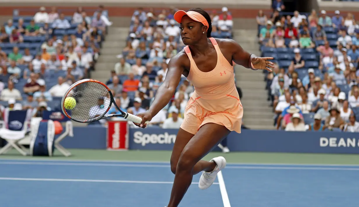 Salah satu aksi petenis AS, Sloane Stephens saat melawan Anastasija Sevastova pada perempat final AS Terbuka 2017 di Arthur Ashe Stadium, New York, (5/9/2017).  Sloane menang 6-3, 3-6, 7-6. (AP/Adam Hunger)