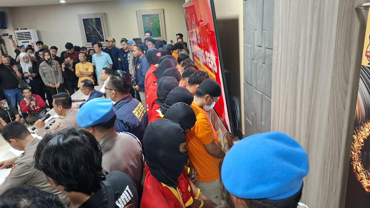 Polisi Tangkap 29 Tersangka Pembakaran 2 Kantor DPRD di Makassar