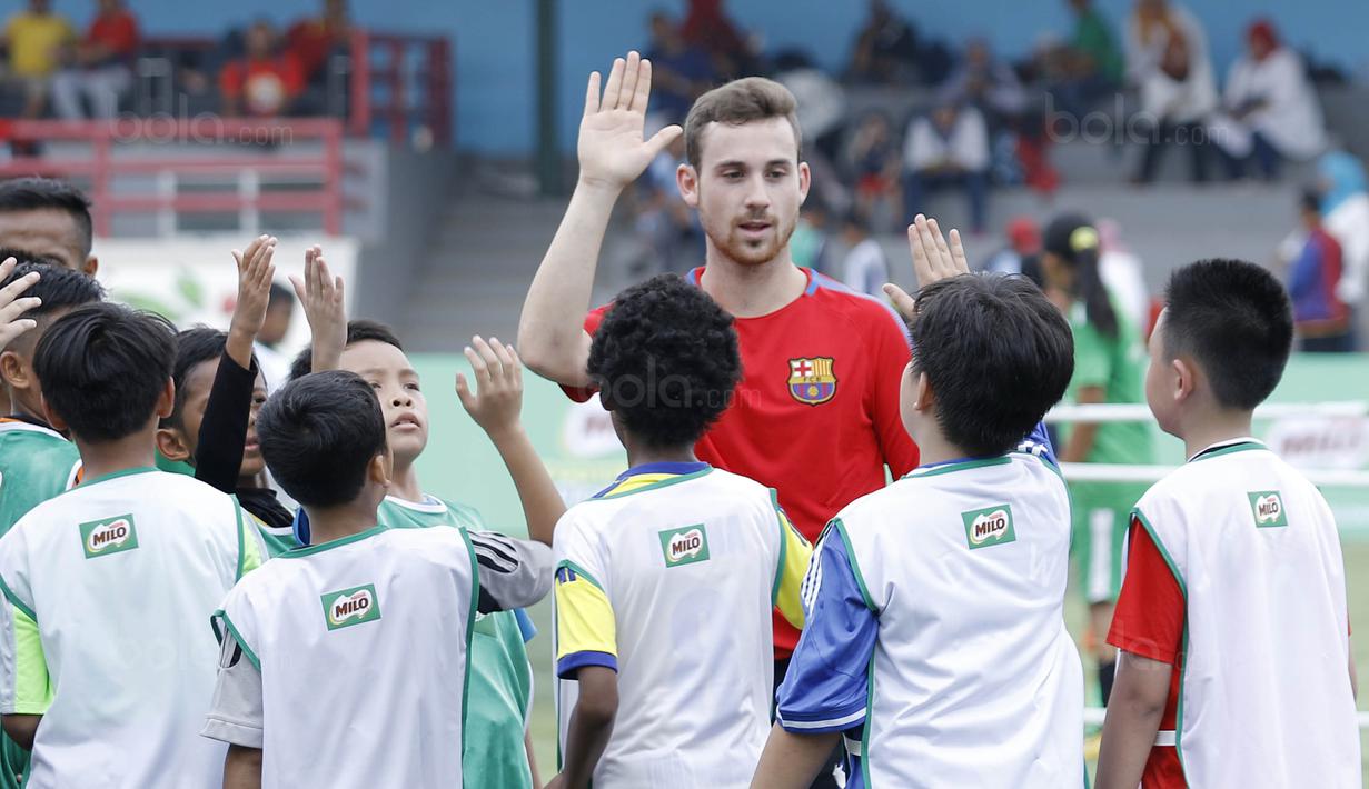 Pelatih FCBEscola, Pere Bosquet, saat memberikan pelatihan MILO Football Clinic Day di Lapangan Simprug,  Sabtu (16/12/2017). Sebanyak 500 anak mendapatkan pelatihan dasar teknik sepak bola dari pelatih berpengalaman. (Bola.com/M Iqbal Ichsan)