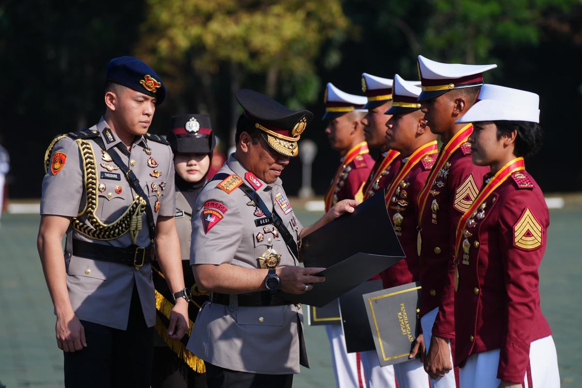 Wakapolri Komjen Dedi Prasetyo pimpin Upacara Penutupan Pendidikan Polri di Lapangan Bhayangkara, Akademi Kepolisian, Semarang, Jumat (10/7).