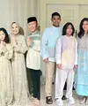 Keluarga Teungku Wisnu dan Shireen Sungkar memilih baju sarimbit berwarna lilac dari brand sendiri, Shi by Shireen di momen Lebaran. [@shibyshireen]