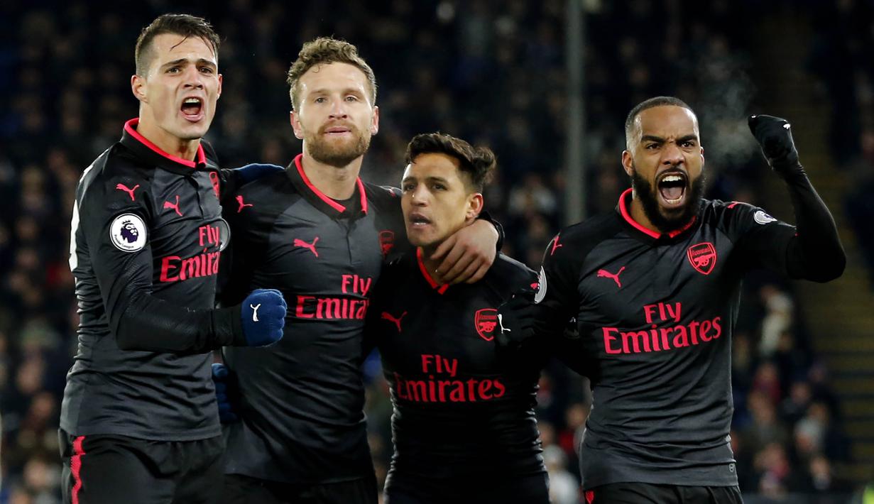 Para pemain Arsenal merayakan gol yang dicetak oleh Alexis Sanchez ke gawang Crystal Palace pada laga Premier League di Stadion Selhurst Park, Jumat (29/12/2017). Arsenal menang 3-2 atas Crystal Palace. (AP/Alastair Grant)