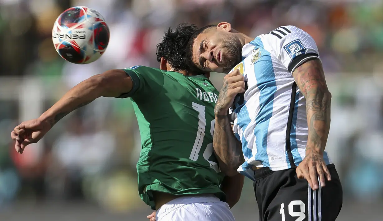 Bek Timnas Argentina, Nicolas Otamendi (kanan) berduel udara dengan striker Timnas Bolivia, Victor Abrego pada laga lanjutan Kualifikasi Piala Dunia 2026 zona Conmebol di La Paz Stadium, Bolivia, Rabu (13/9/2023) dini hari WIB. (AP Photo/Gaston Brito)