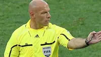 Gaya wasit Inggris Howard Webb saat memimpin laga penyisihan Grup H PD 2010 antara Spanyol dan Swiss di Moses Mabhida Stadium, Durban, 16 Juni 2010. AFP PHOTO / KARIM JAAFAR