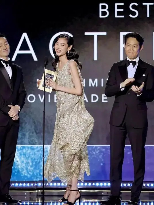 Gaun ini memiliki detail korset longgar yang dipasangkan dengan rok pahatan yang disulam dengan kristal dan manik-manik perak. (Instagram/ztylezhk).