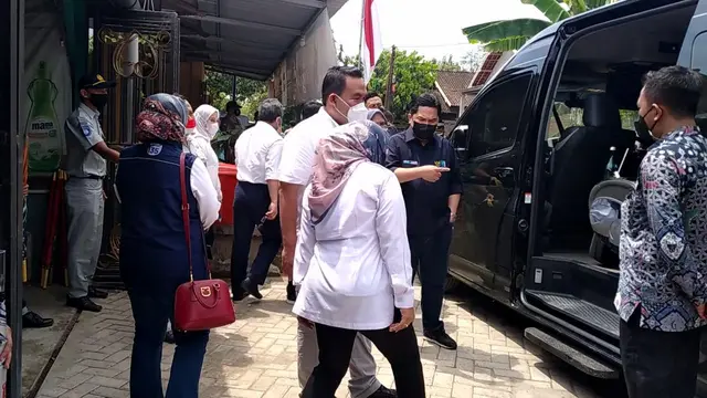 Menteri BUMN Erick Thohir ketika hendak memasuki mobil di Cepu. (Liputan6.com/Ahmad Adirin)