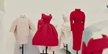 Menghadirkan koleksi couture legendaris dan karya seni lintas generasi, malam pembukaan pameran ini makin berkilau dengan kehadiran para bintang termasuk Jisoo BLACKPINK yang tampil manglingi. [Foto: @pierre__mouton/@dior].