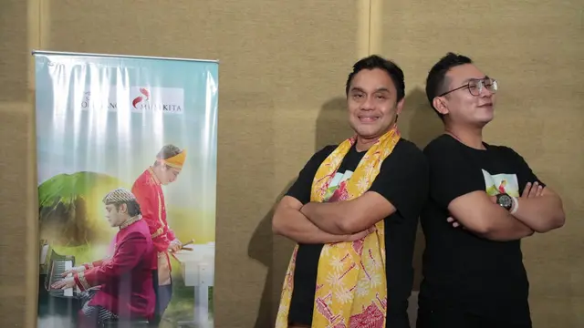 Musikus Dwiki Dharmawan berkolaborasi dengan pemain kolintang Ferdinand Soputan.